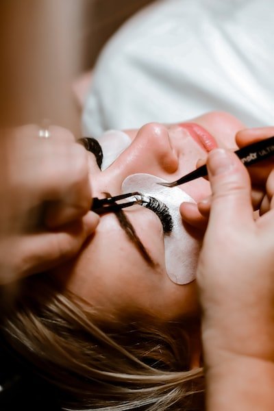 Extensions adhésives : quels avantages ?