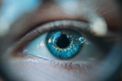Qu'est-ce qui explique pourquoi la pupille se dilate dans le noir ?