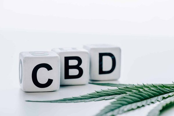 Bonbons au CBD : les points qui les différencient des flacons d'huile