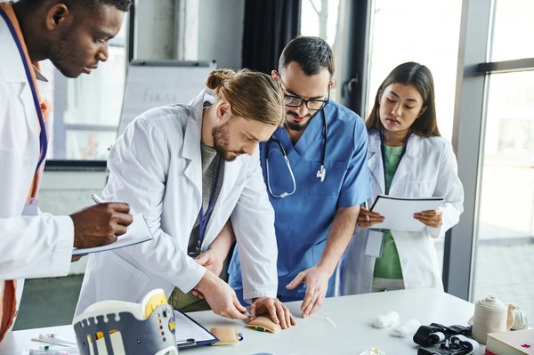 Explorez les formations innovantes de l'école du secteur de la santé
